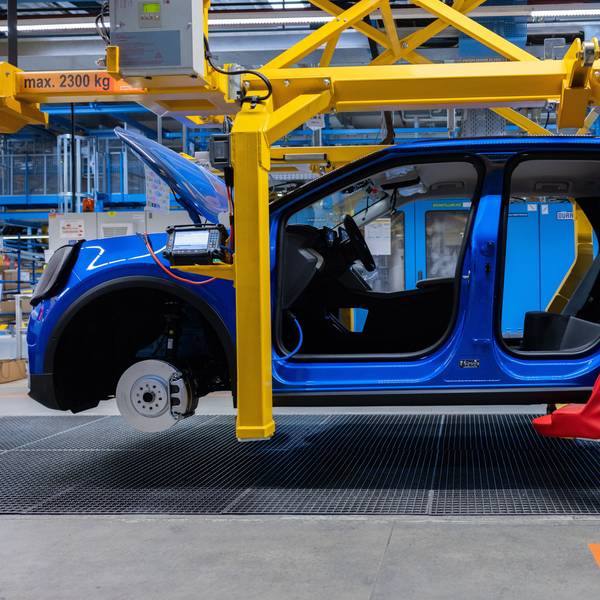Köln: Ford Elektroautos vom Typ Explorer stehen beim Produktionsstart in der Halle.