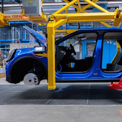 Köln: Ford Elektroautos vom Typ Explorer stehen beim Produktionsstart in der Halle.