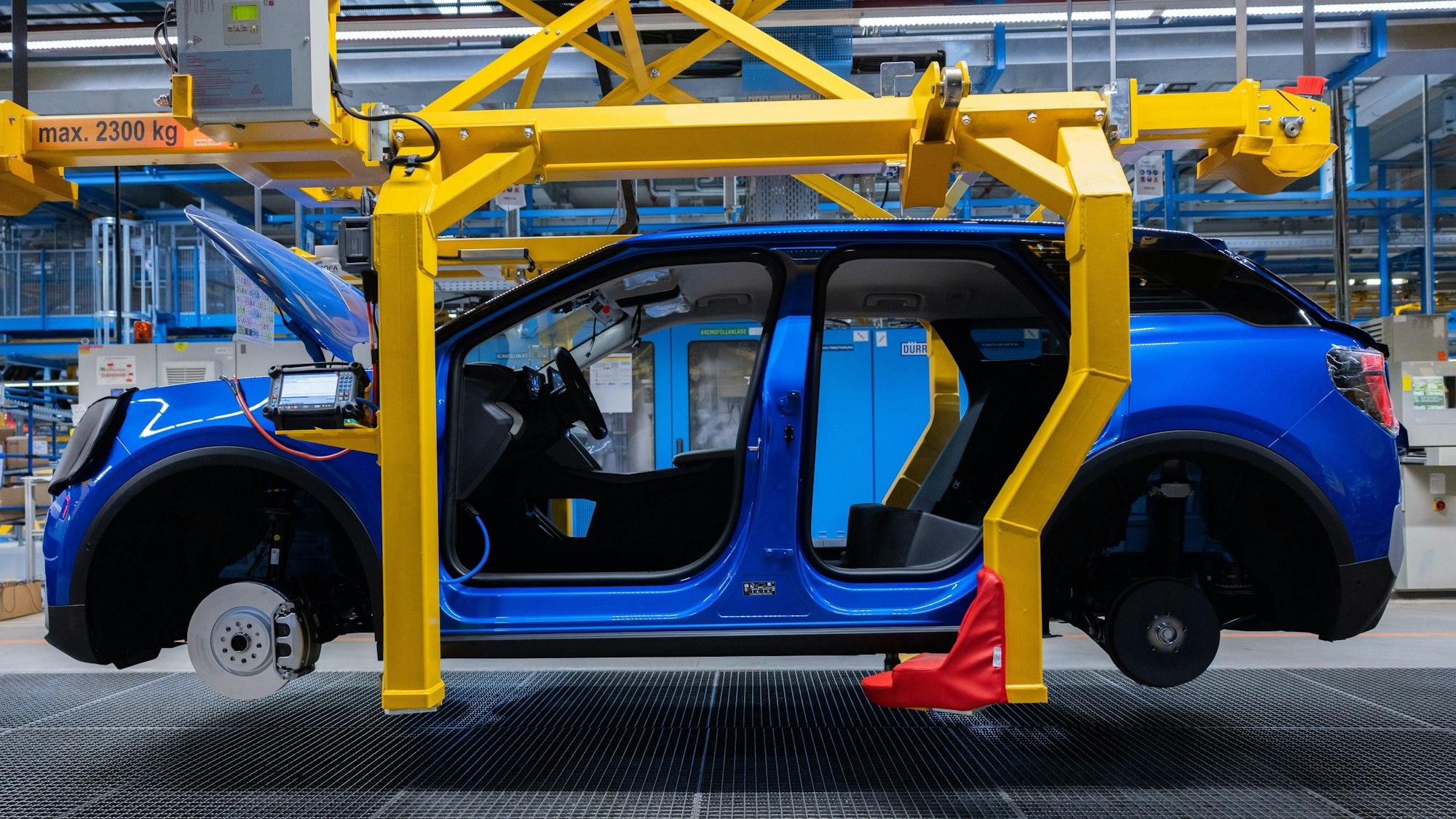 Köln: Ford Elektroautos vom Typ Explorer stehen beim Produktionsstart in der Halle.