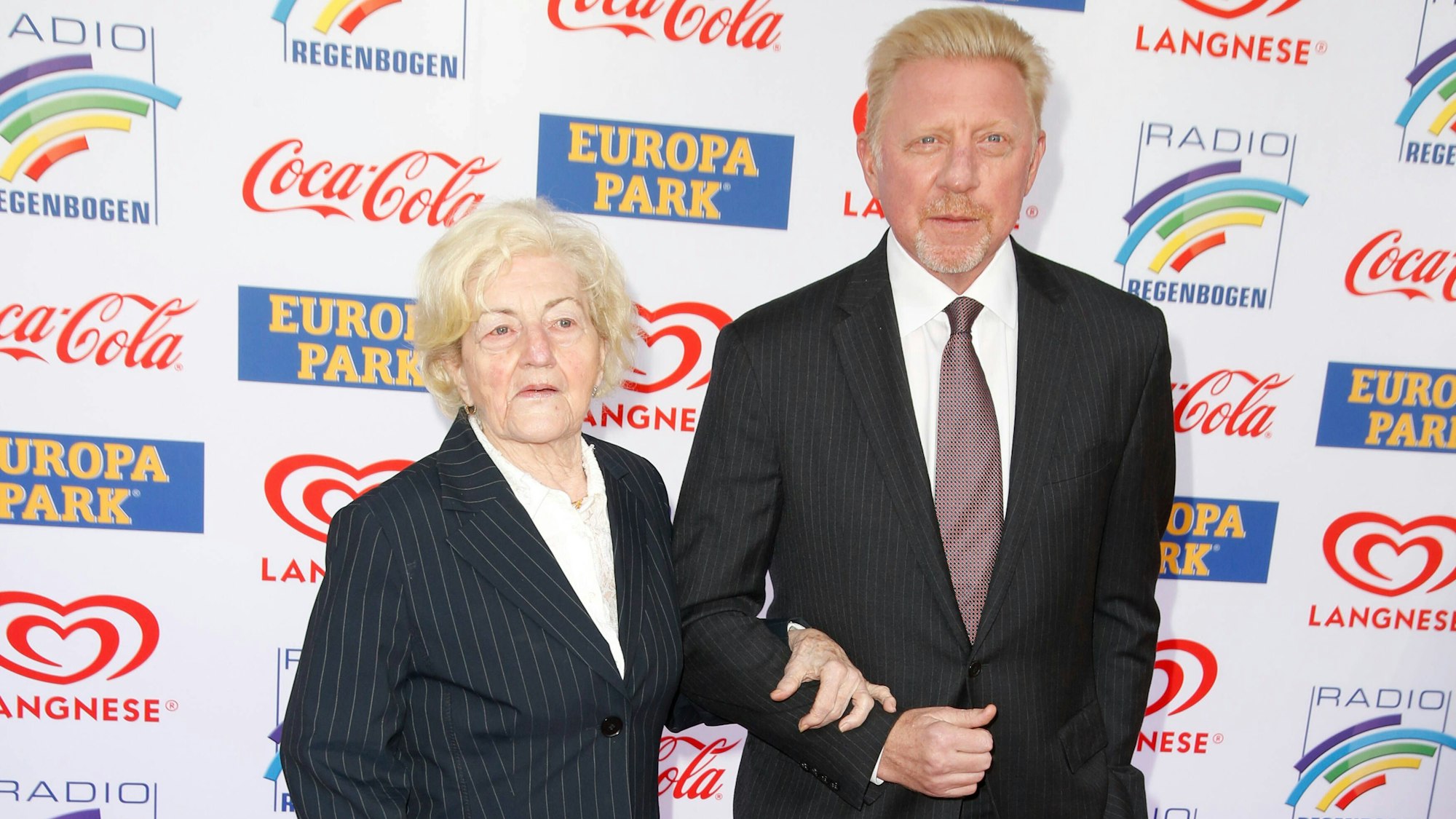Boris Becker und seine Mutter Elvira auf dem roten Teppich im Europa Park Rust.