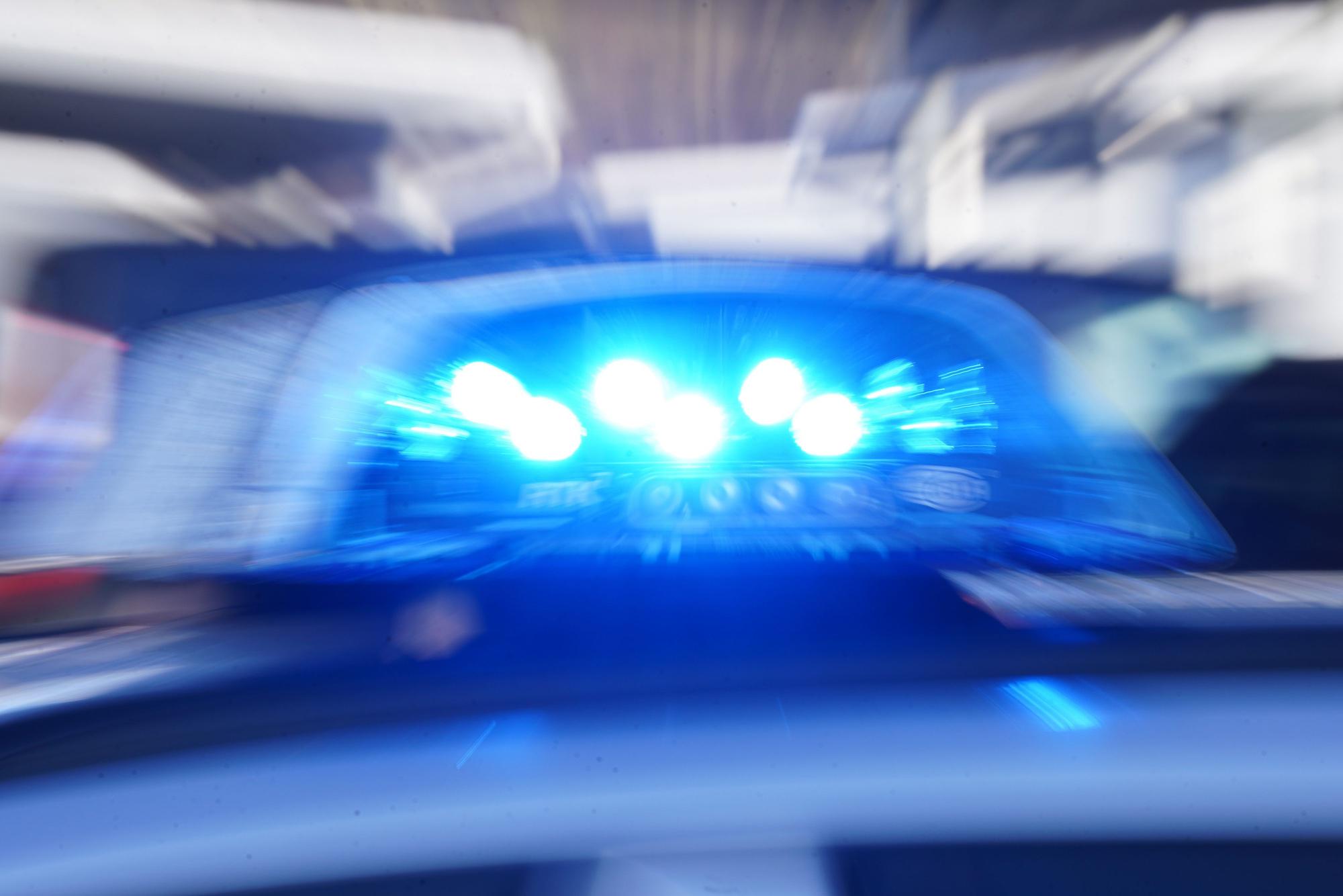 Das Blaulicht leuchtet auf einem Einsatzfahrzeug. (Symbolfoto)