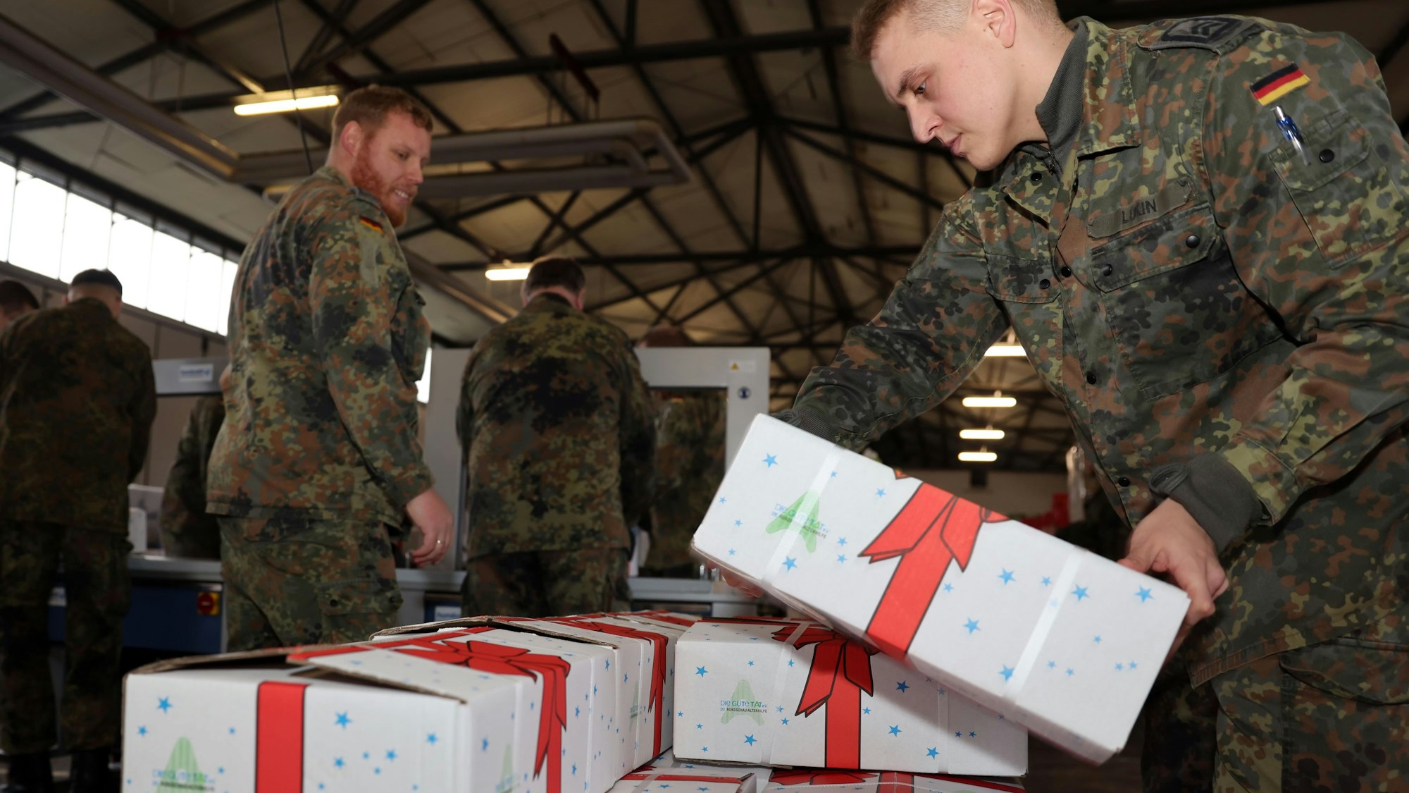 Soldaten der Bundeswehr beim Verpacken der Päckchen.