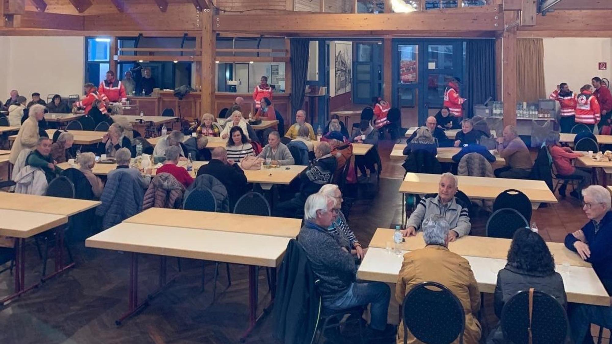 Das Bild zeigt die Kommerner Bürgerhalle mit 80 Menschen.