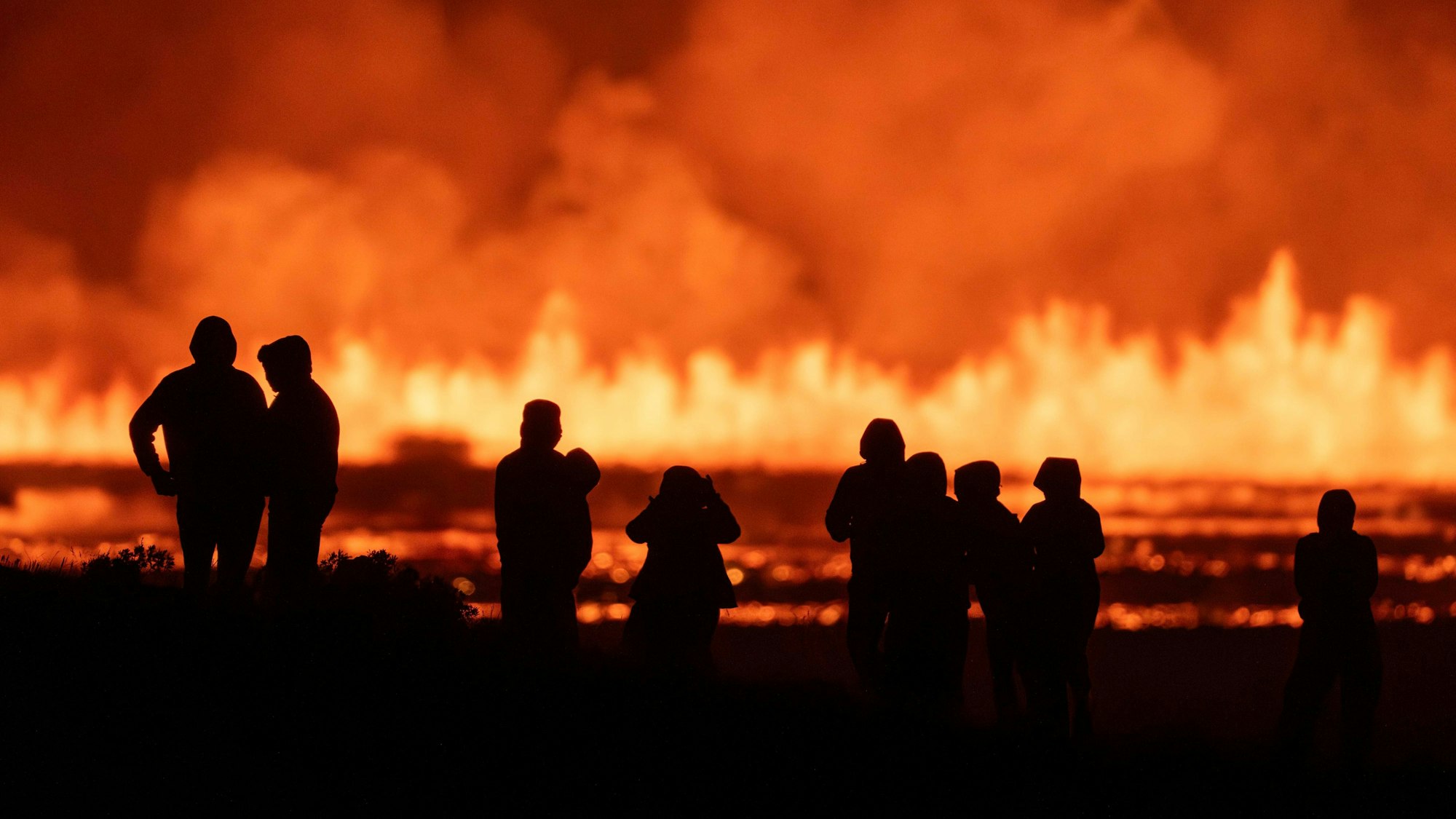 Touristen und Besucher versuchen im vergangenen August aus dem kleinen Fischerdorf Grindavik einen Blick auf die Eruption am Vulkansystem Svartsengi zu werfen. (Archibvbild)