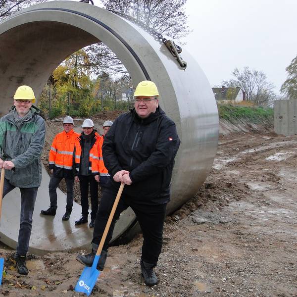 Christian Gattke (links) und Bezirksbürgermeister Reinhard Zöllner setzten den Spatenstich für den Bau des Stauraumkanals. Die doppelt mannshohe, gut einen Kilometer lange Rohrleitung soll 3500 Kubikmeter Wasser zusätzlich aufnehmen können.