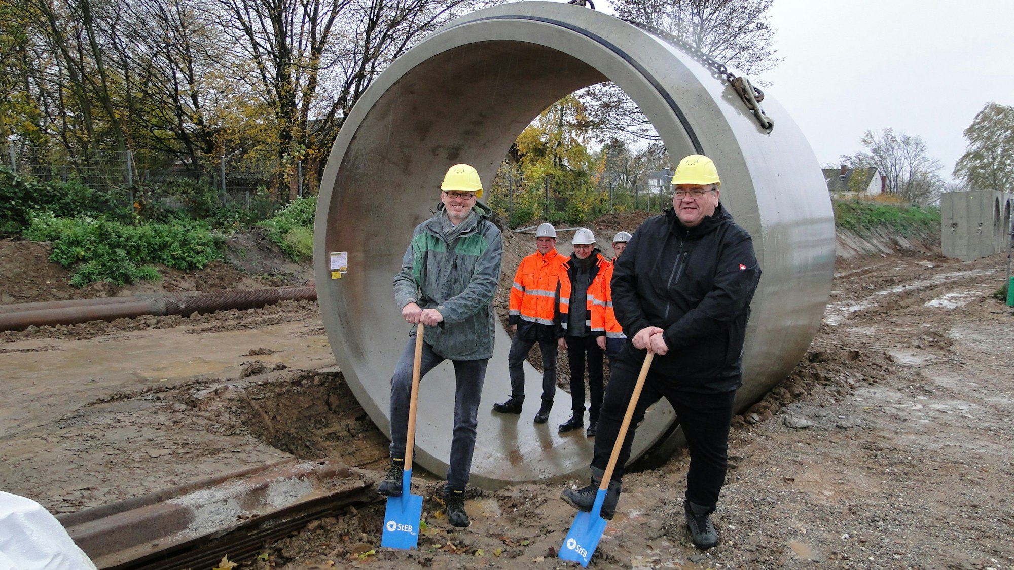 Christian Gattke (links) und Bezirksbürgermeister Reinhard Zöllner setzten den Spatenstich für den Bau des Stauraumkanals. Die doppelt mannshohe, gut einen Kilometer lange Rohrleitung soll 3500 Kubikmeter Wasser zusätzlich aufnehmen können.