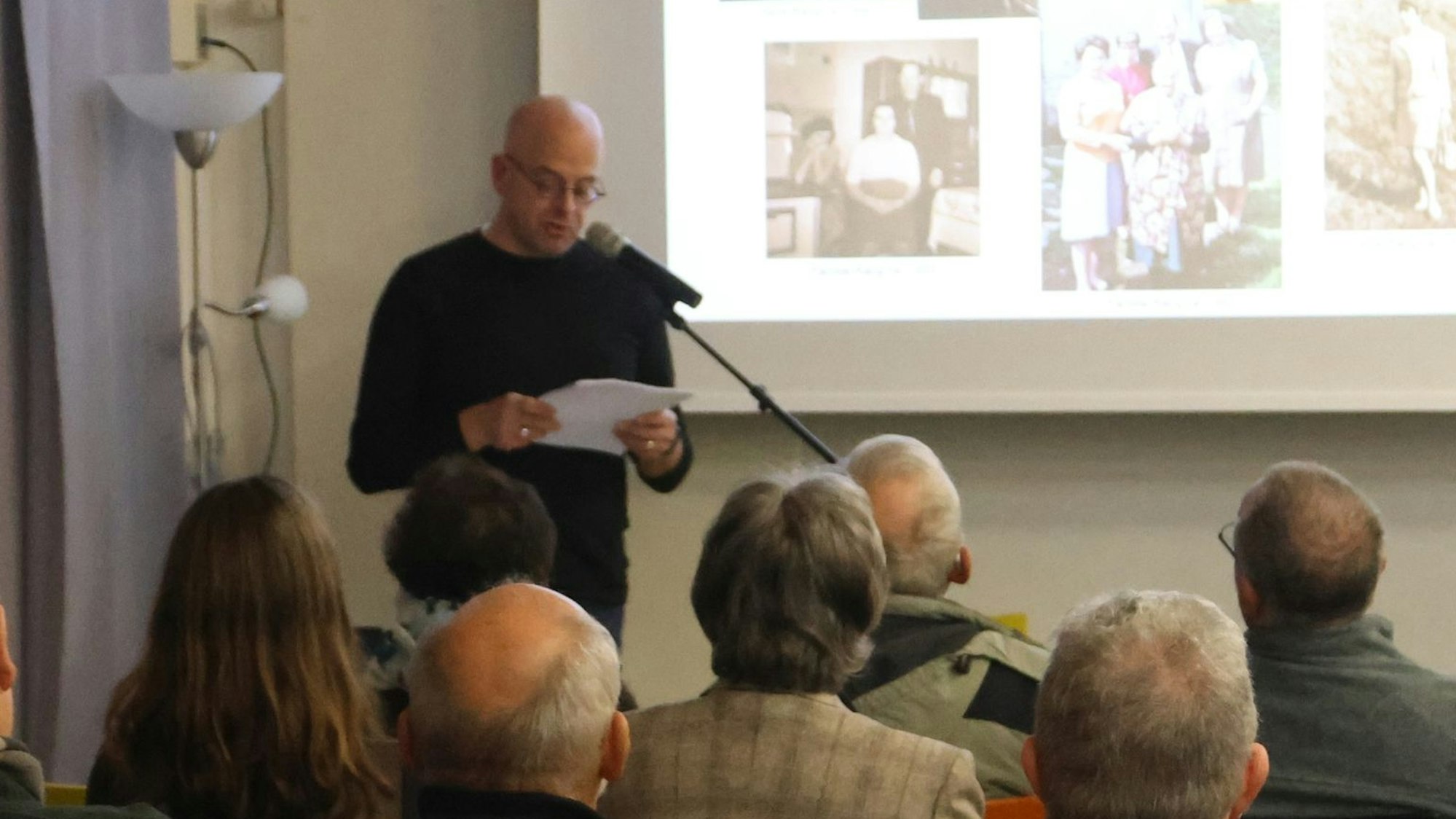 Das Foto zeigt Manfred Huppertz bei seinem Vortrag