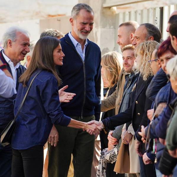 König Felipe VI. und Königin Letizia (l) begrüßen die Menschen.