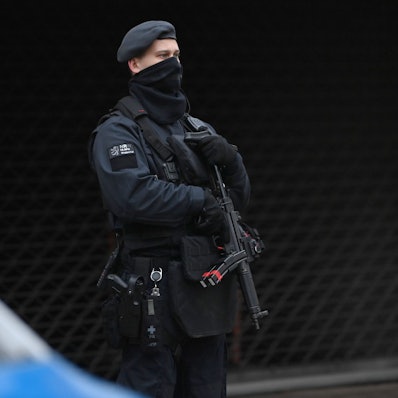 Schwer bewaffnete Polizisten sichern das Landgericht (Symbolfoto).