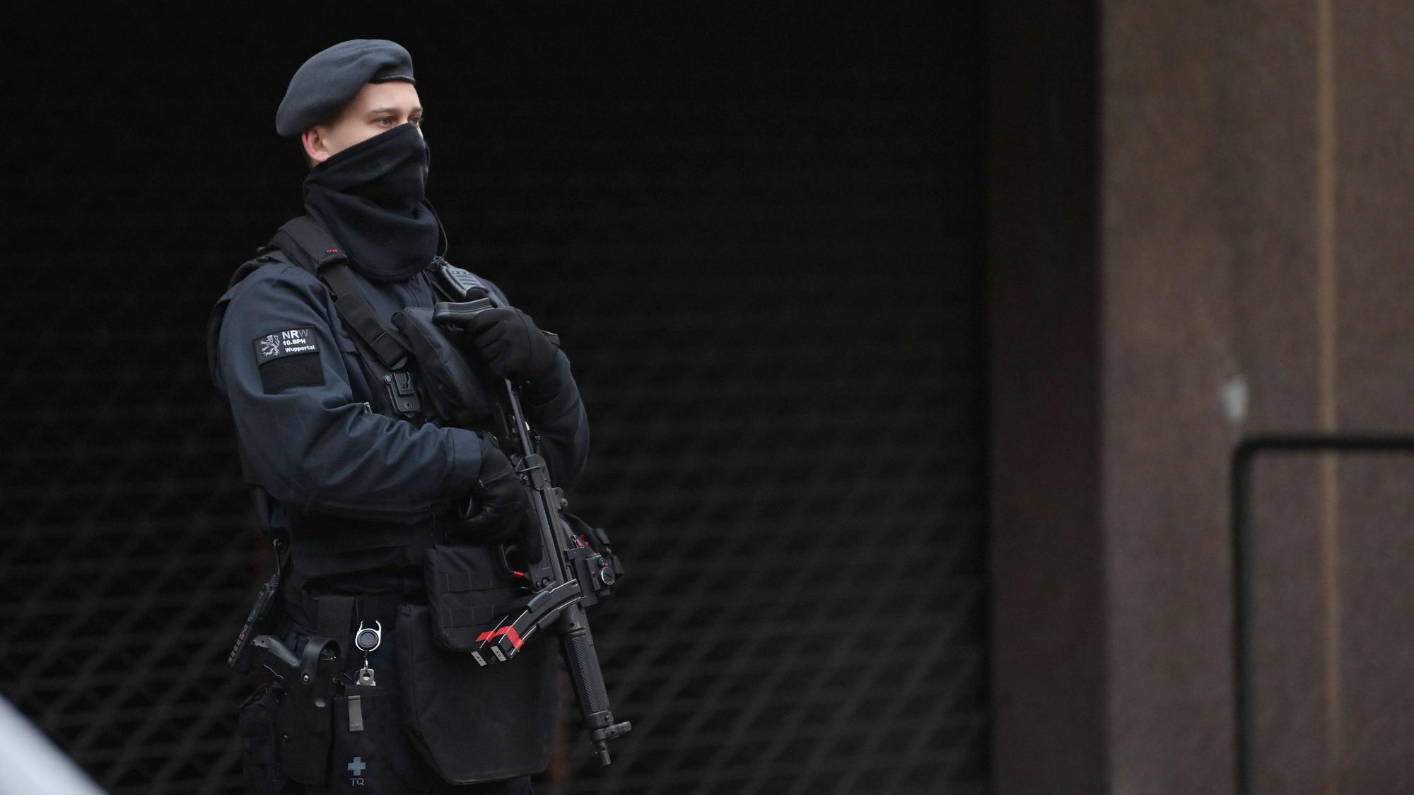 Schwer bewaffnete Polizisten sichern das Landgericht (Symbolfoto).