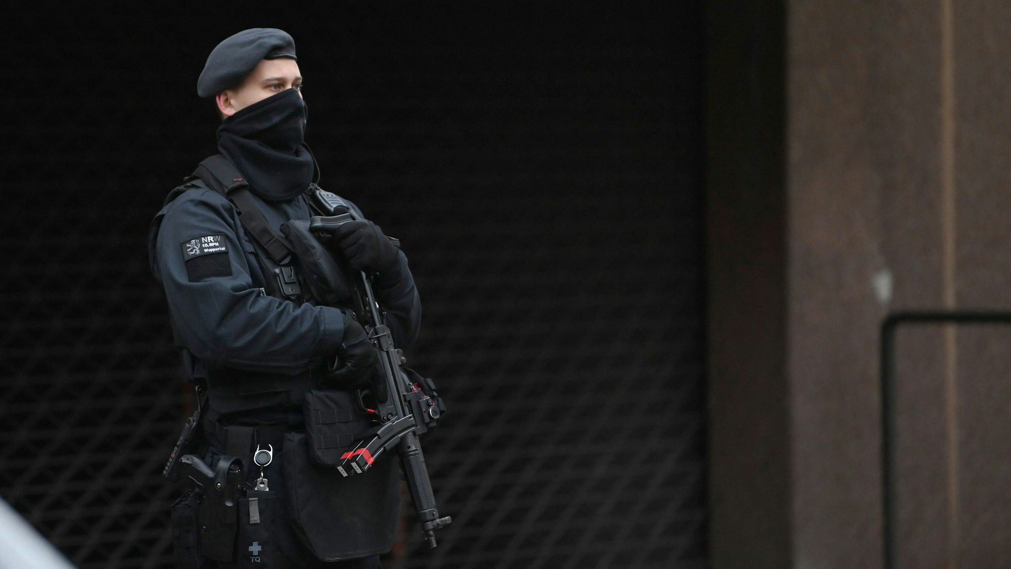 Schwer bewaffnete Polizisten sichern das Landgericht (Symbolfoto).