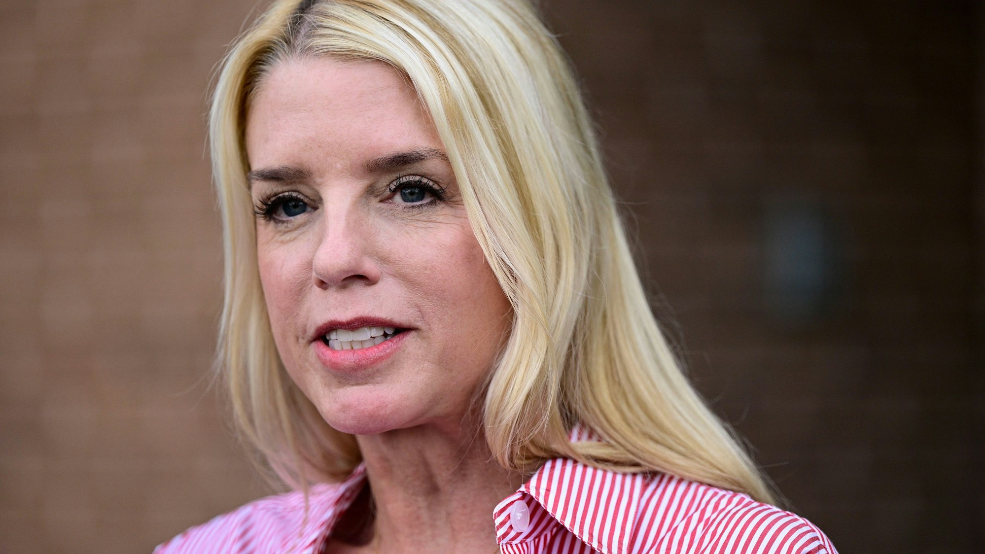 Pam Bondi spricht zu Reportern vor einer Schulung für ehrenamtliche Wahlhelfer am 18. Juni 2024 in Newtown, Pennsylvania. (Archivbild)