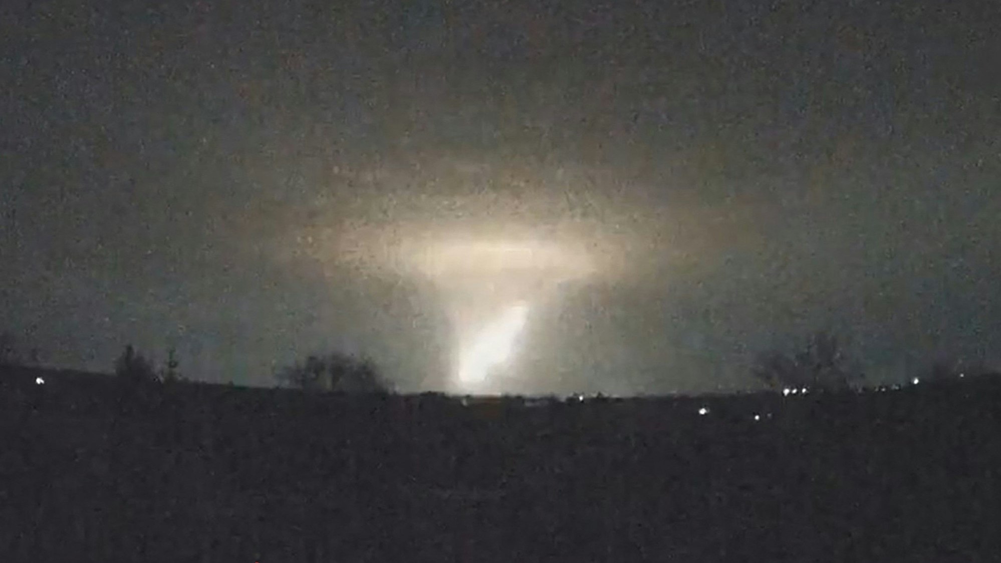 Die von Russland „Oreschnik“ („Nussstrauch“) getaute Mittelstreckenrakete über der Kölner Partnerstadt Dnipro in der Ukraine.