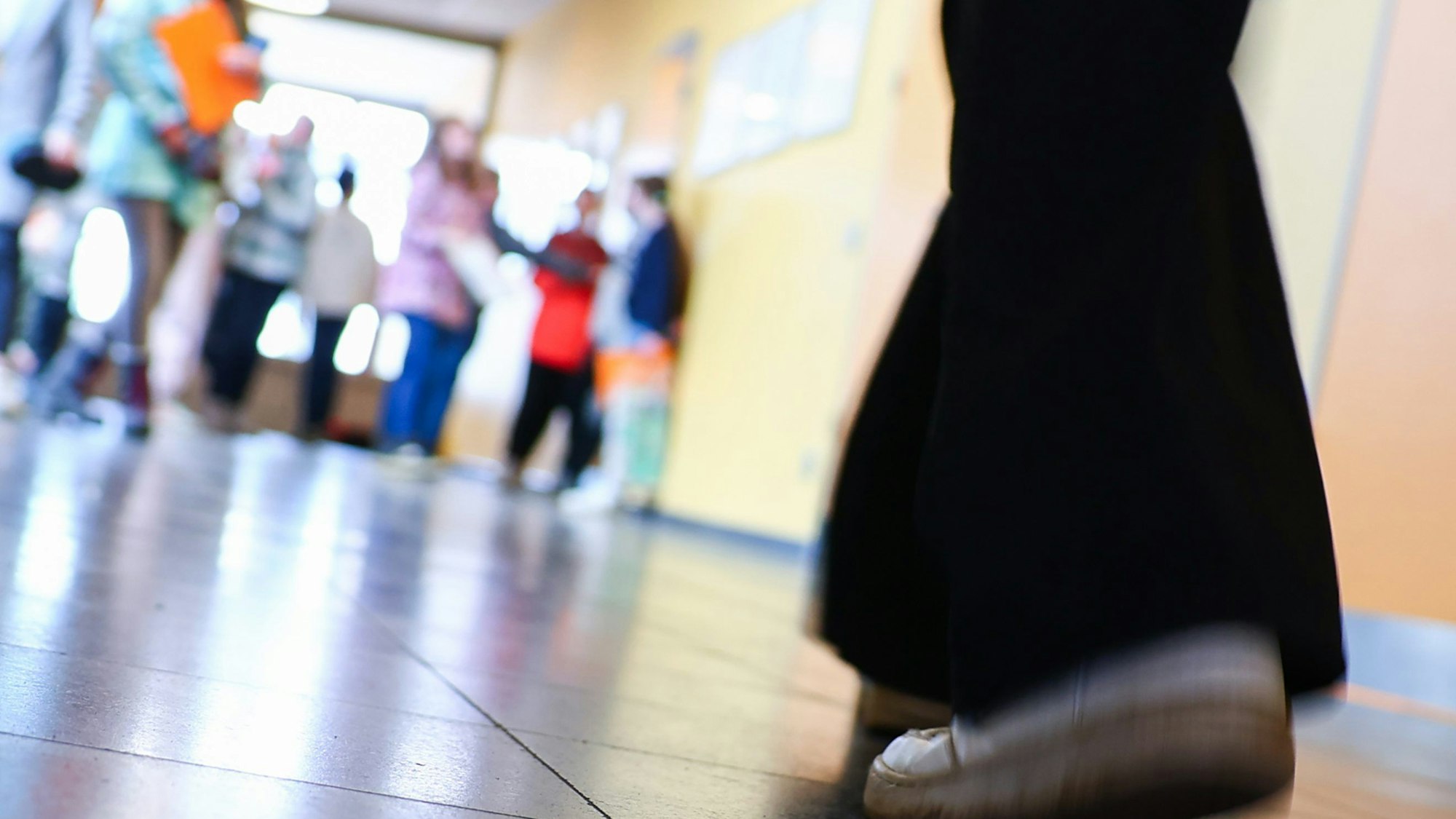 Schüler gehen durch einen Gang zu ihrem Klassenzimmer. (Symbolbild)