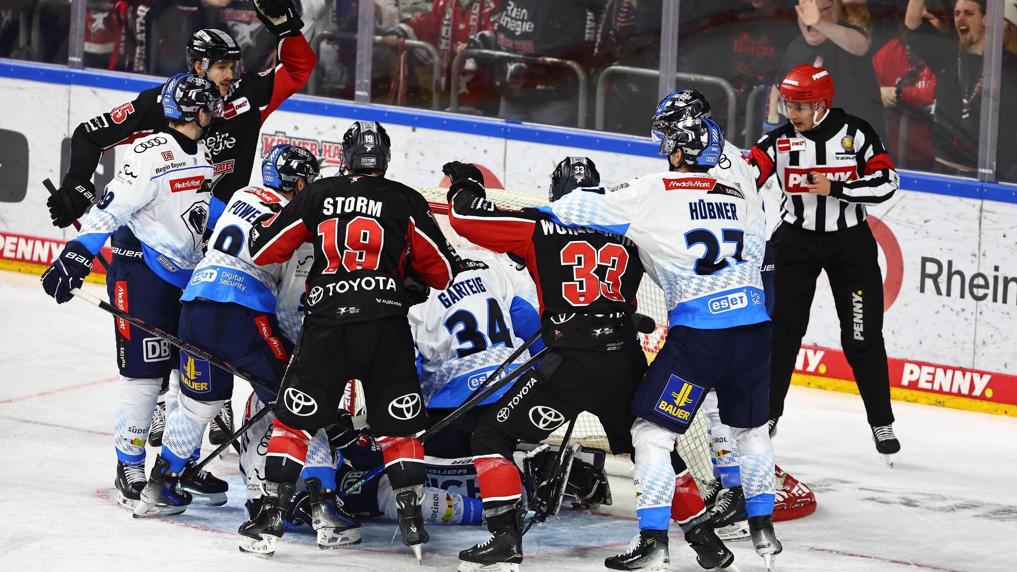In diesem Getuemmel erzielt Koeln das Tor zum 1:3 gegen Ingolstadt Koelner Haie vs ERC Ingolstadt, Eishockey, DEL, 22.11.2024 Koelner Haie vs ERC Ingolstadt, Eishockey, DEL, 22.11.2024 Koeln
