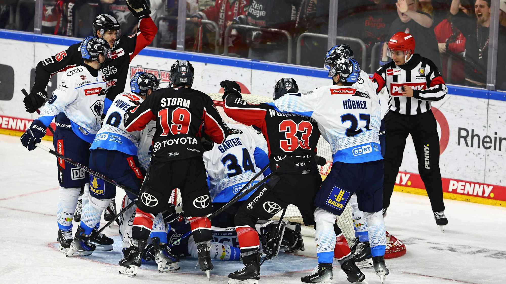 In diesem Getuemmel erzielt Koeln das Tor zum 1:3 gegen Ingolstadt Koelner Haie vs ERC Ingolstadt, Eishockey, DEL, 22.11.2024 Koelner Haie vs ERC Ingolstadt, Eishockey, DEL, 22.11.2024 Koeln