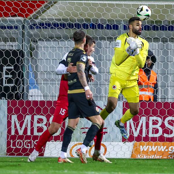 22.11.2024, Fußball, FC Viktoria Köln Energie Cottbus, 3.Liga, Sportpark Höhenberg, 15. Spieltag, Saison 2024 2025, : Tor zum 1:0 durch Maximilian Pronichev Cottbus 42. Torwart Dudu Eduardo dos Santos Haesler Viktoria Köln 1 kann den Ball nicht richtig greifen. DFB regulations prohibit any use of photographs as image sequences and or quasi-video. Nordrhein-Westfalen Deutschland *** 22 11 2024, Football, FC Viktoria Köln Energie Cottbus, 3 Liga, Sportpark Höhenberg, 15 Matchday, Season 2024 2025, Goal for 1 0 by Maximilian Pronichev Cottbus 42 Goalkeeper Dudu Eduardo dos Santos Haesler Viktoria Köln 1 cant grab the ball properly DFB regulations prohibit any use of photographs as image sequences and or quasi video Nordrhein Westfalen Germany