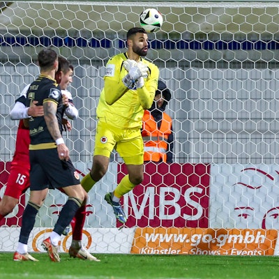 22.11.2024, Fußball, FC Viktoria Köln Energie Cottbus, 3.Liga, Sportpark Höhenberg, 15. Spieltag, Saison 2024 2025, : Tor zum 1:0 durch Maximilian Pronichev Cottbus 42. Torwart Dudu Eduardo dos Santos Haesler Viktoria Köln 1 kann den Ball nicht richtig greifen. DFB regulations prohibit any use of photographs as image sequences and or quasi-video. Nordrhein-Westfalen Deutschland *** 22 11 2024, Football, FC Viktoria Köln Energie Cottbus, 3 Liga, Sportpark Höhenberg, 15 Matchday, Season 2024 2025, Goal for 1 0 by Maximilian Pronichev Cottbus 42 Goalkeeper Dudu Eduardo dos Santos Haesler Viktoria Köln 1 cant grab the ball properly DFB regulations prohibit any use of photographs as image sequences and or quasi video Nordrhein Westfalen Germany