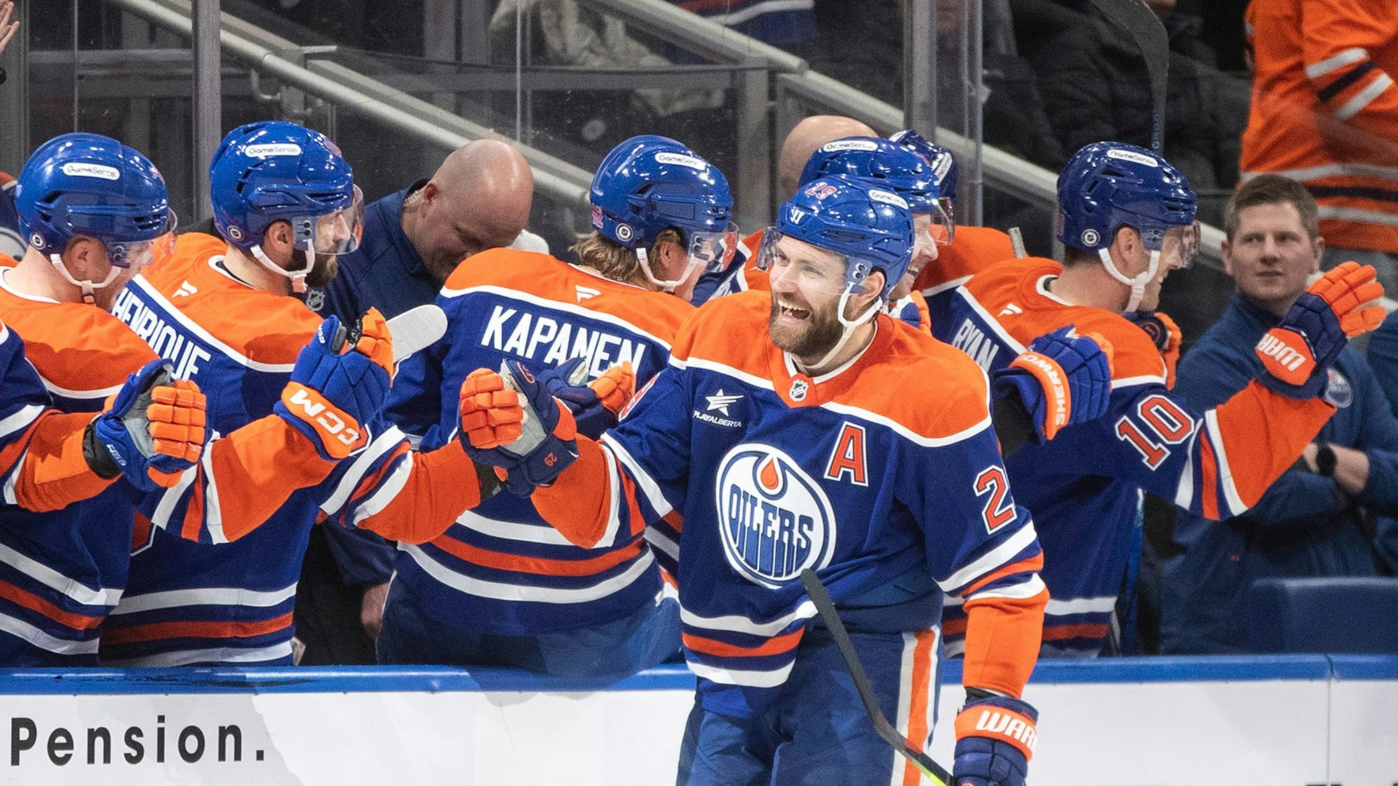 Leon Draisaitl von den Edmonton Oilers jubelt nach einem Tor gegen die Minnesota Wild.