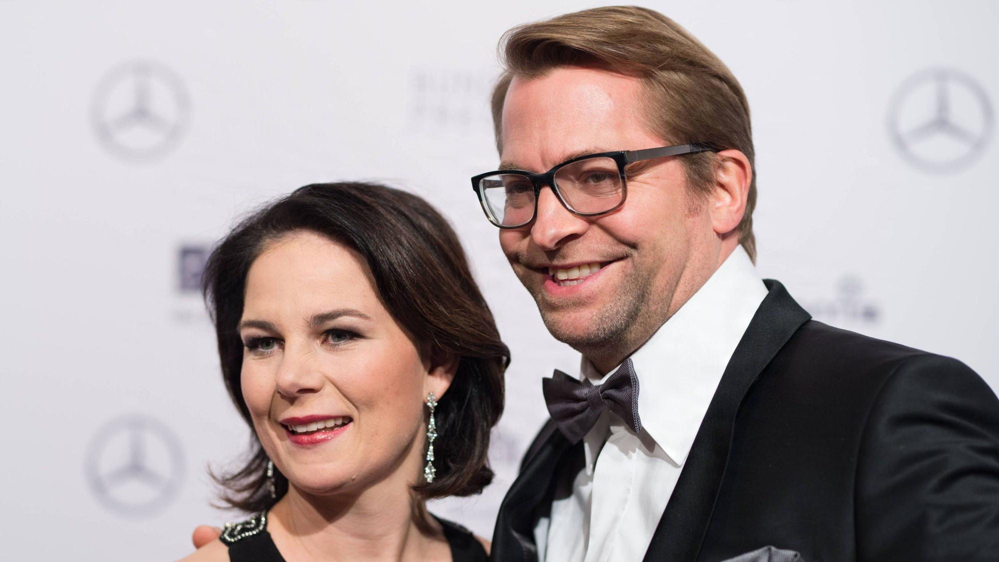 Annalena Baerbock und Daniel Holefleisch wollen wegen ihrer Töchter vorerst weiter zusammen wohnen.