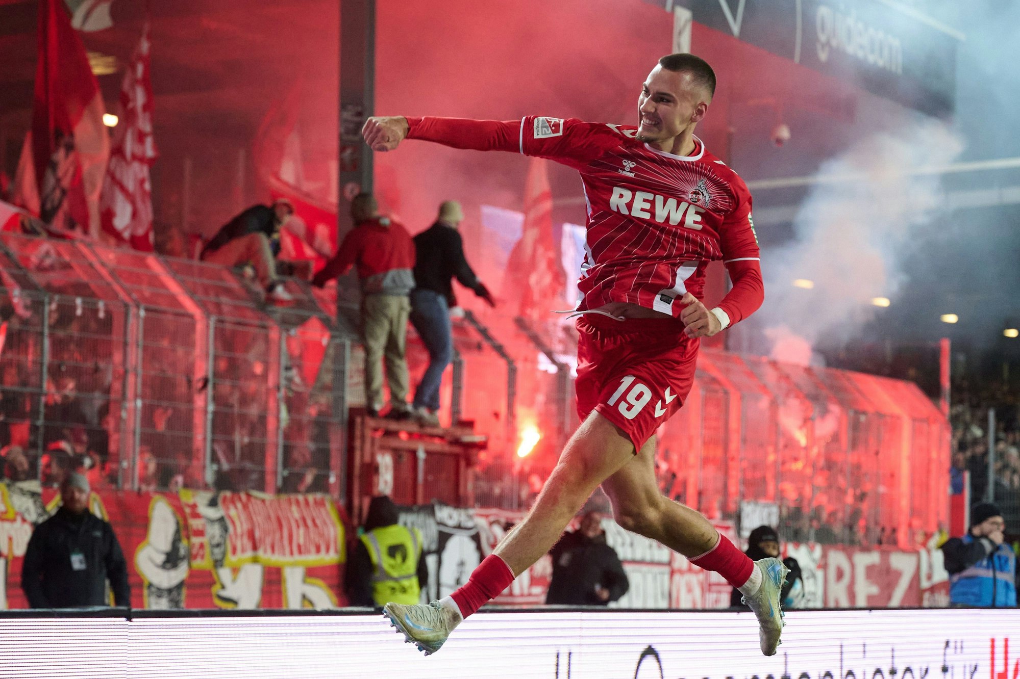 Tim Lemperle von Köln jubelt über sein Tor zum 0:1.