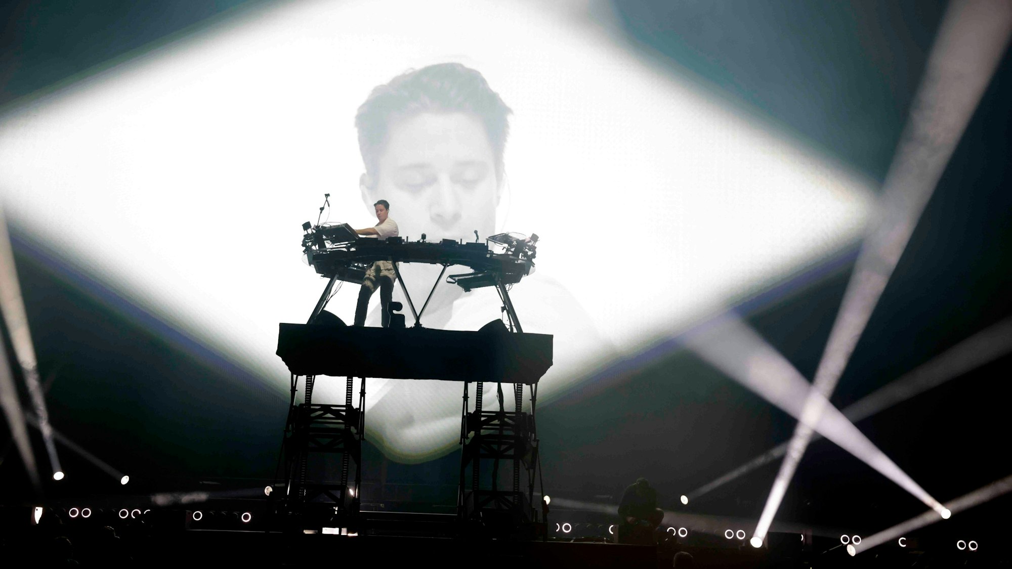 Große Töne statt große Worte: Kyrre Gørvell-Dahll, besser bekannt als Kygo, an seinem runden DJ-Pult.
