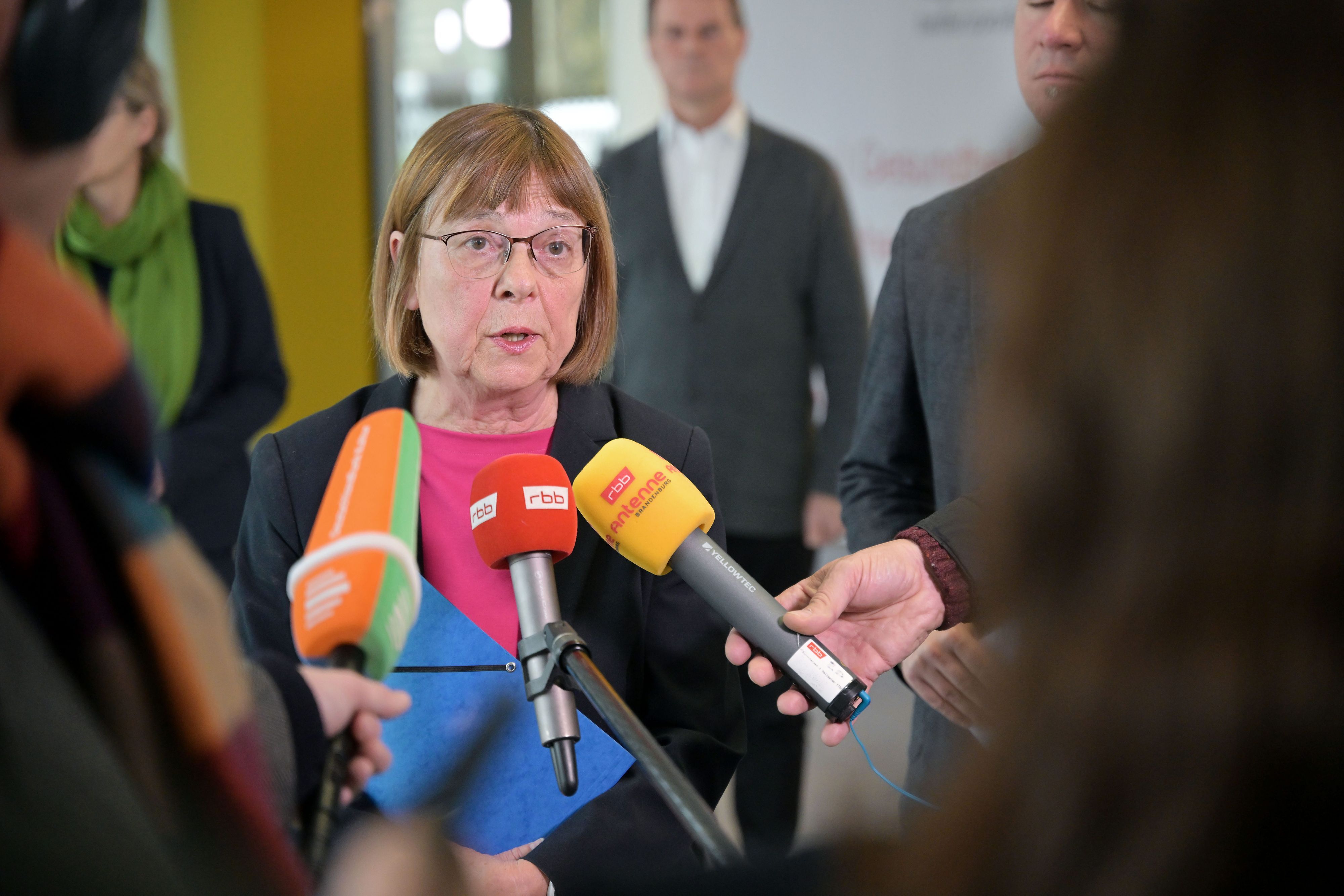 Die nun ehemalige Gesundheitsministerin von Brandenburg Ursula Nonnemacher (Bündnis90/Die Grünen) hält eine Mappe mit ihrer Entlassungsurkunde in den Händen und spricht mit Journalisten.