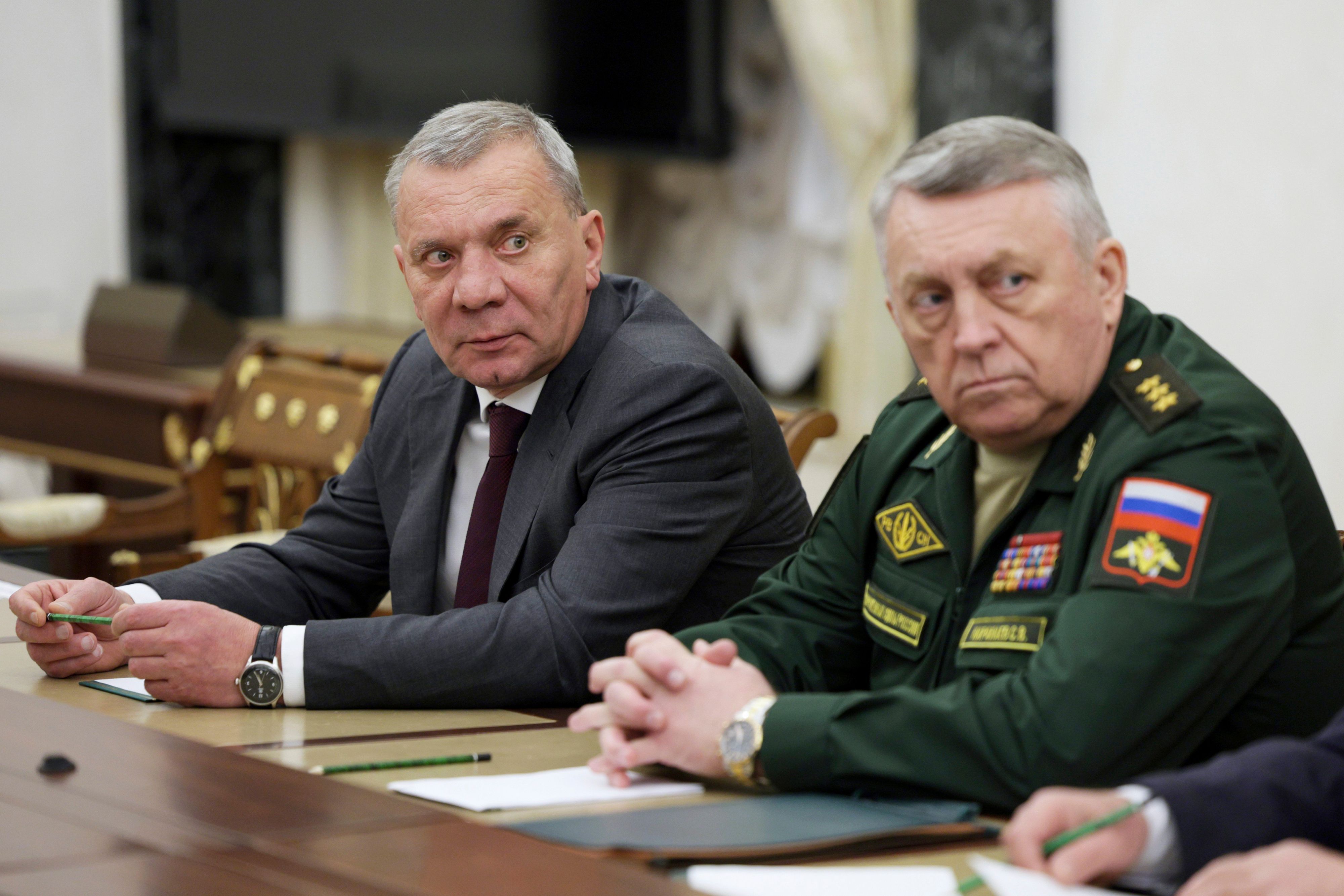 Der Chef des staatlichen russischen Raumfahrtunternehmens Roskosmos, Juri Borissow (l) und der Chef der strategischen Raketenstreitkräfte Russlands, Sergej Karakajew, warten auf das Treffen des russischen Präsidenten Putin mit der Führung des russischen Verteidigungsministeriums, Vertretern des militärisch-industriellen Komplexes und Entwicklern von Raketensystemen im Kreml.