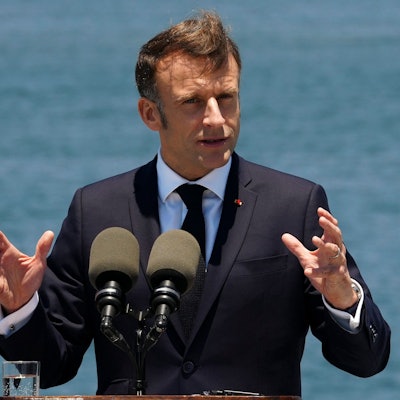 Der französische Präsident hält bei seinem Besuch in Valparaiso, Chile, eine Rede.