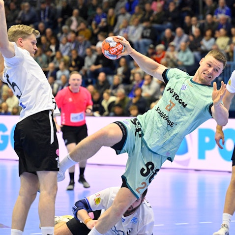 Kreisläufer Kristjan Horzen beim Torwurf.