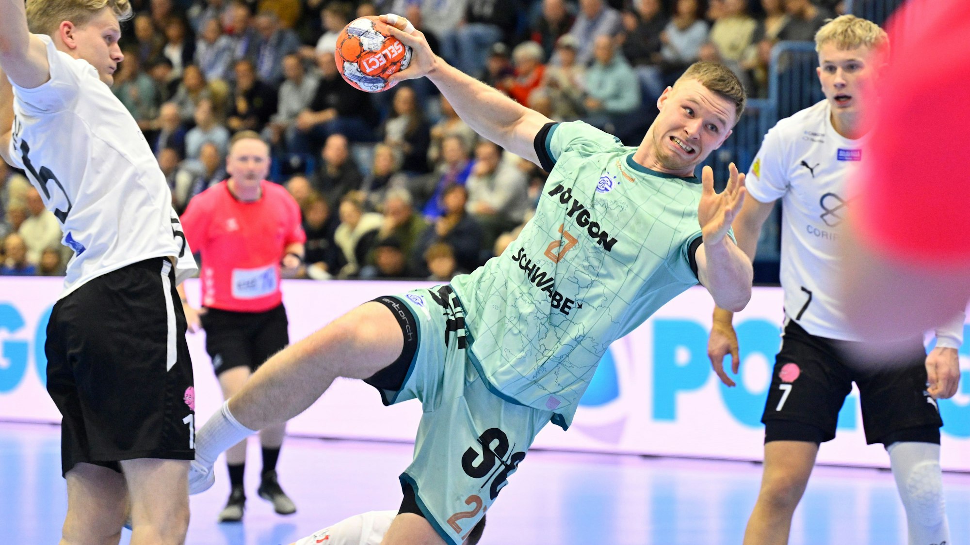 Kreisläufer Kristjan Horzen in einer Spielsituation beim Handball.