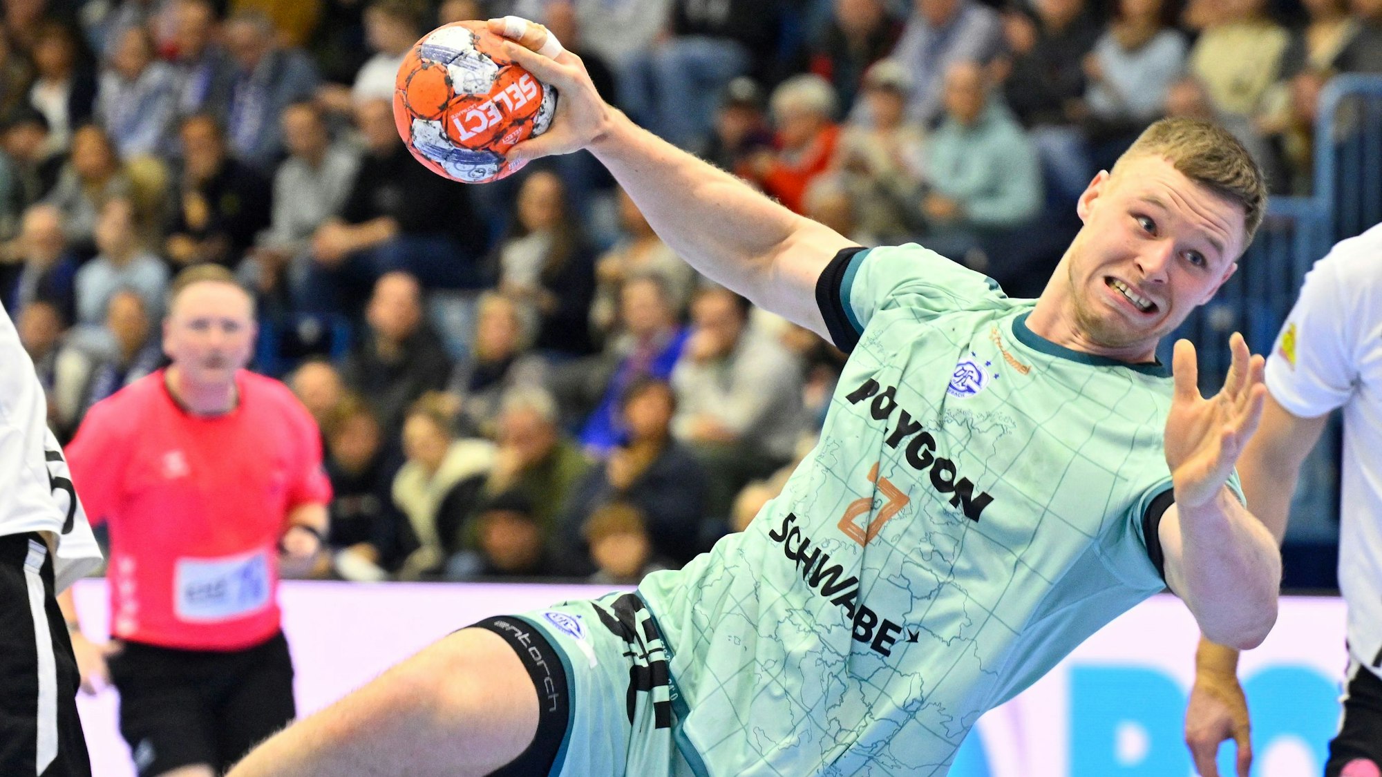 Kreisläufer Kristjan Horzen beim Torwurf.