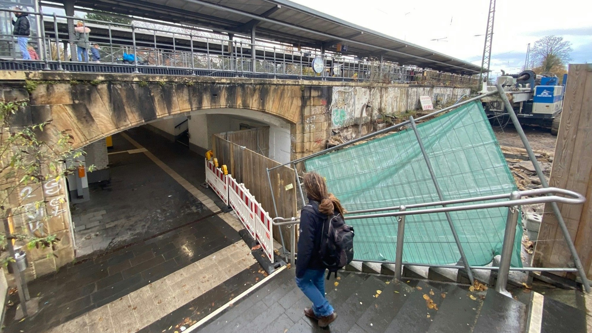 Zu sehen ist der Brühler Bahnhof, wo derzeit Umbauten stattfinden.