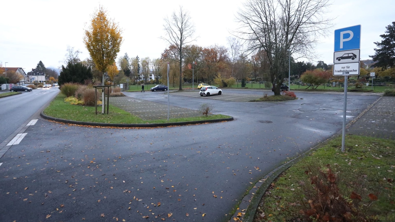 Eine große Parkplatzfläche mit nur vier geparkten Fahrzeugen.