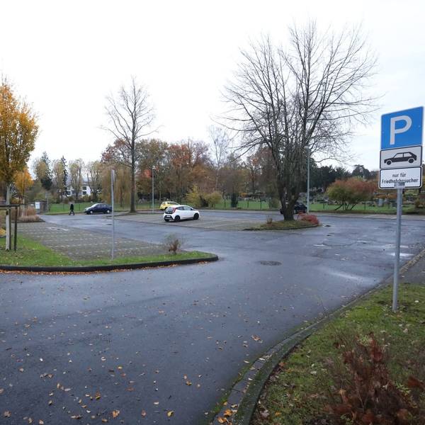 Eine große Parkplatzfläche mit nur vier geparkten Fahrzeugen.