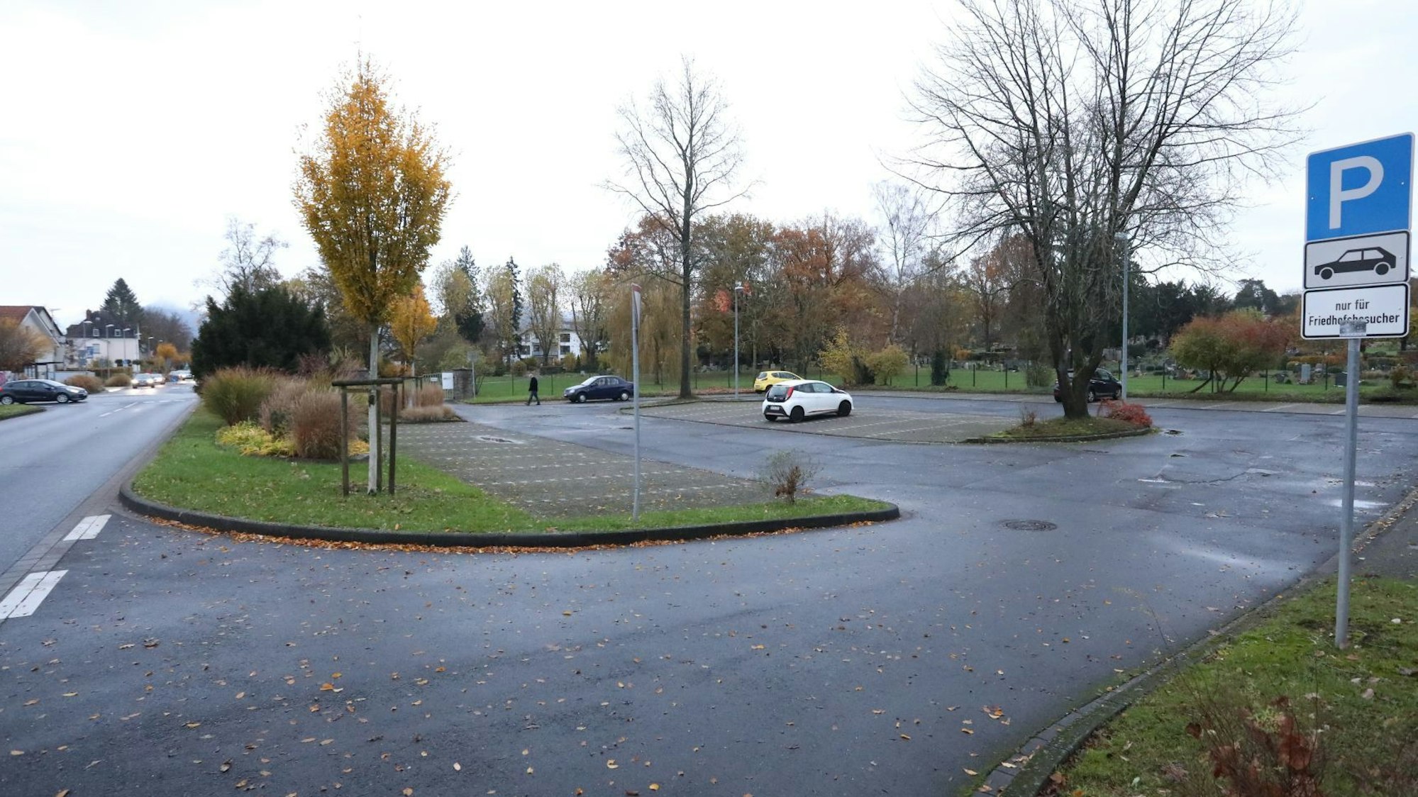 Eine große Parkplatzfläche mit nur vier geparkten Fahrzeugen.