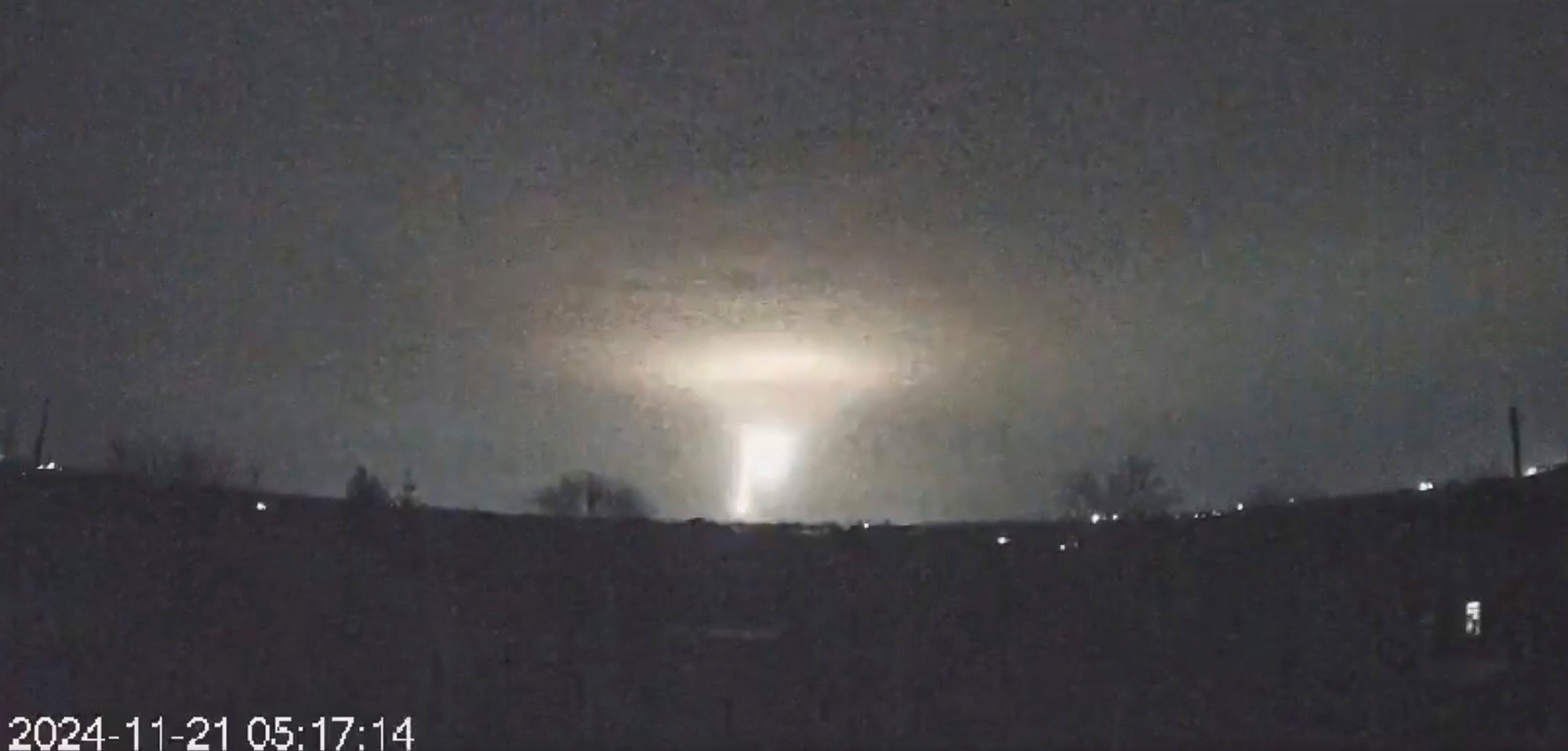 Ein Screenshot zeigt die Explosion der russischen Rakete „Oreschnik“ über der ukrainischen Millionenstadt Dnipro. Über mehreren Sekunden hinweg waren Lichtblitze am Himmel sichtbar, zeigen Videos vom Angriff. Die Schäden in der Stadt sind jedoch vergleichsweise gering ausgefallen.