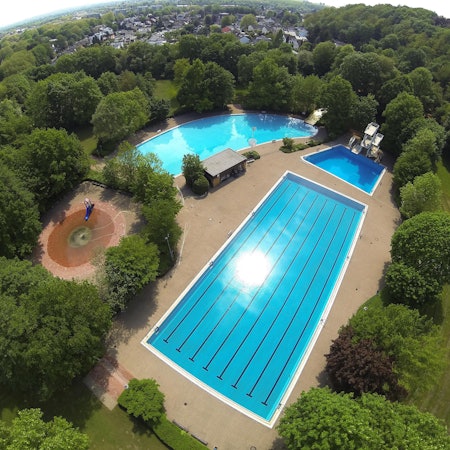 Auf dem Foto ist ein Luftbild des Freibads in Frechen zu sehen.