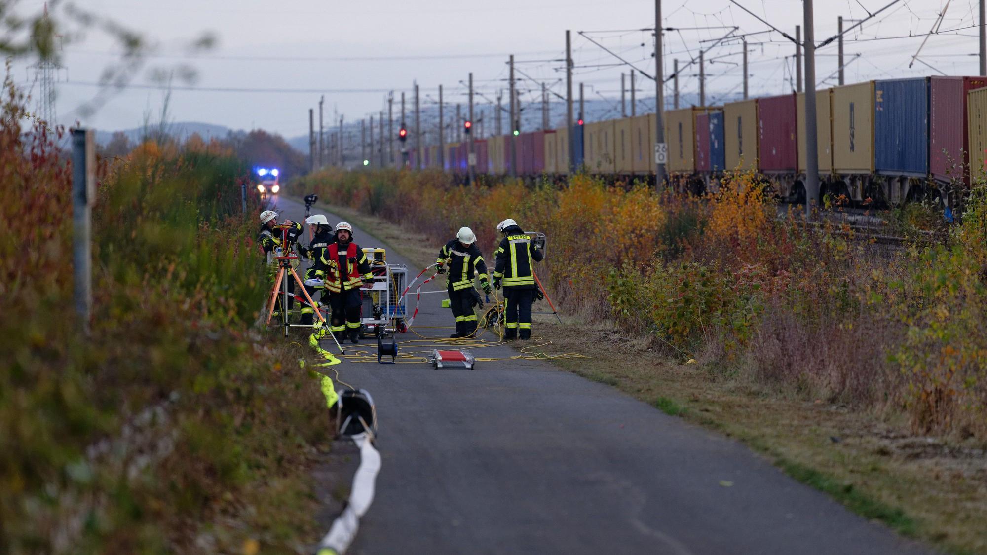 Feuerwehrleute neben dem entgleisten Güterzug am Morgen nach dem Zugunglück in Kerpen.