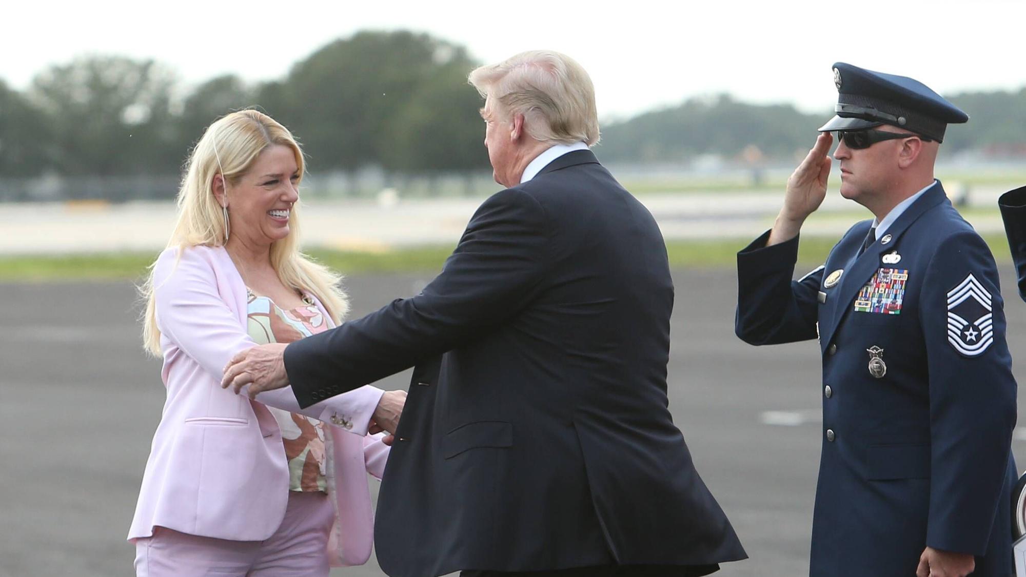 Matt Gaetz holten Skandale aus der Vergangenheit ein, statt ihm soll nun die ultraloyale Pam Bondi „Amerika wieder sicher machen“.