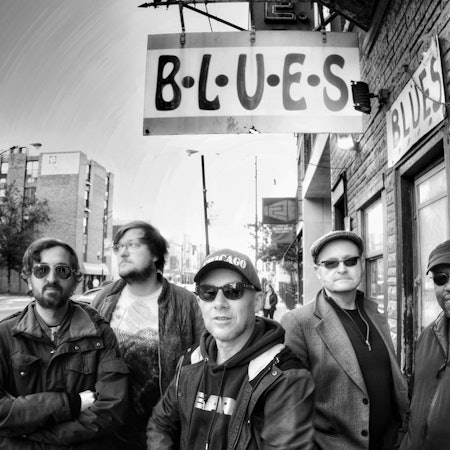 Das Foto zeigt fünf Männer.