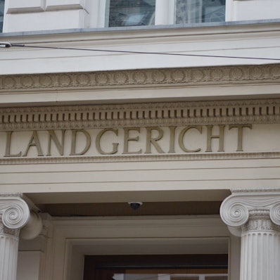 Das Bild zeigt die Aufschrift „Landgericht“ über dem Eingang zum Bonner Justizgebäude.