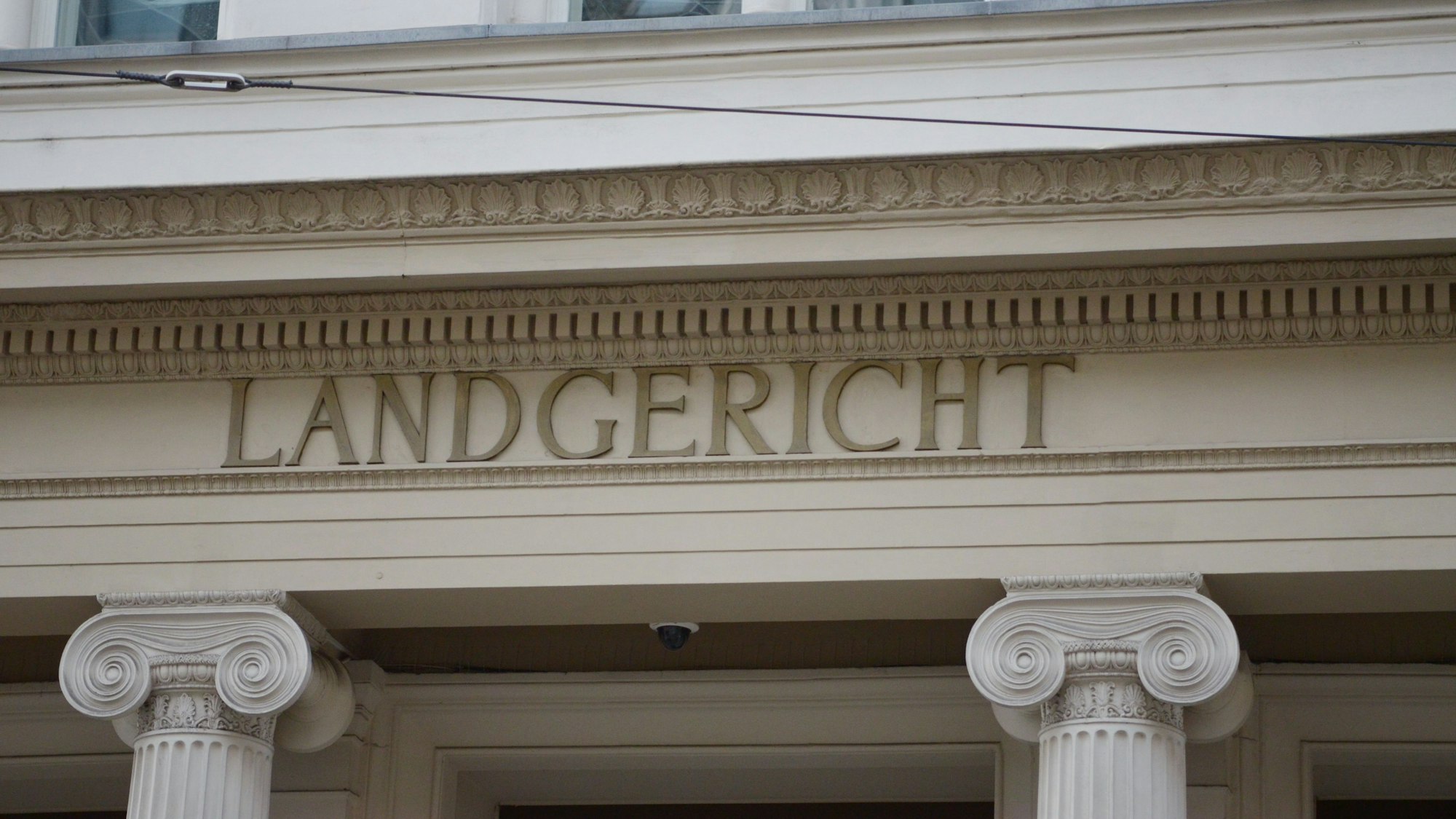Das Bild zeigt die Fassade des Gerichtsgebäudes.