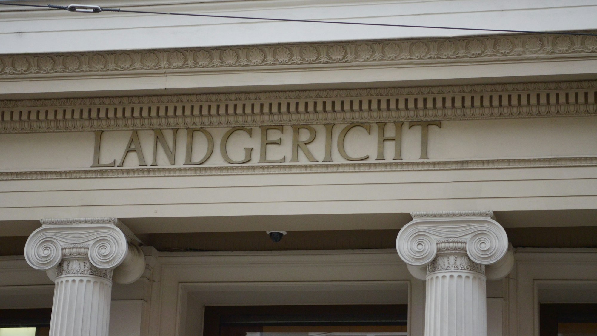 Der Schriftzug Landgericht ist über dem Eingangsportal des Justizgebäudes in Bonn zu sehen.