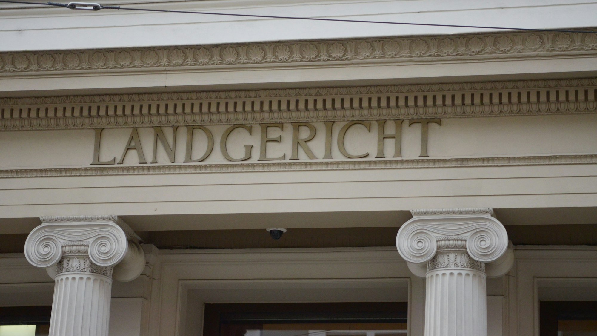 Das Bild zeigt die Fassade des Gerichtsgebäudes.