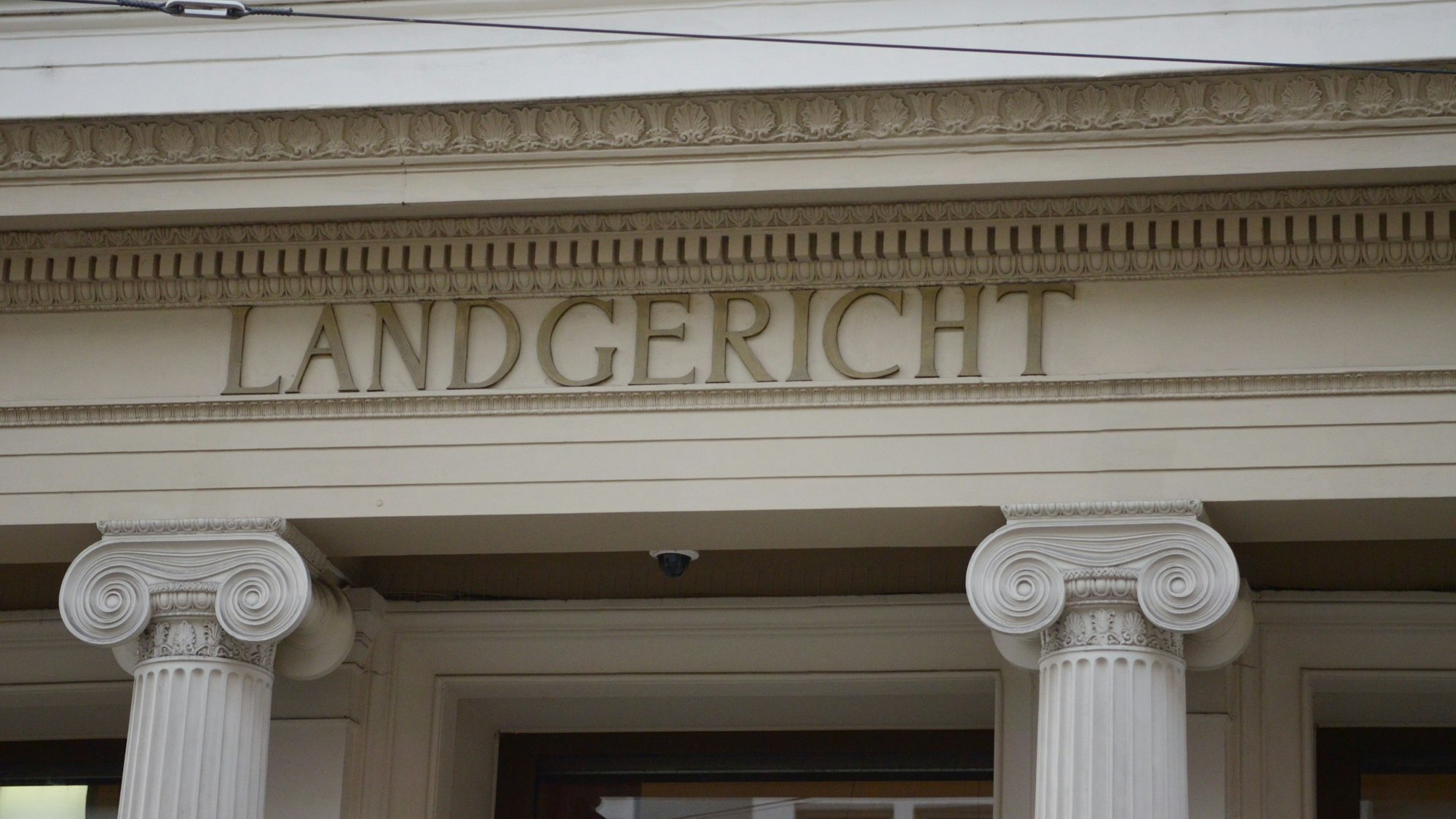 Der Schriftzug „Landgericht“ ist am Eingangsbereich des Gebäudes in Bonn zu sehen.
