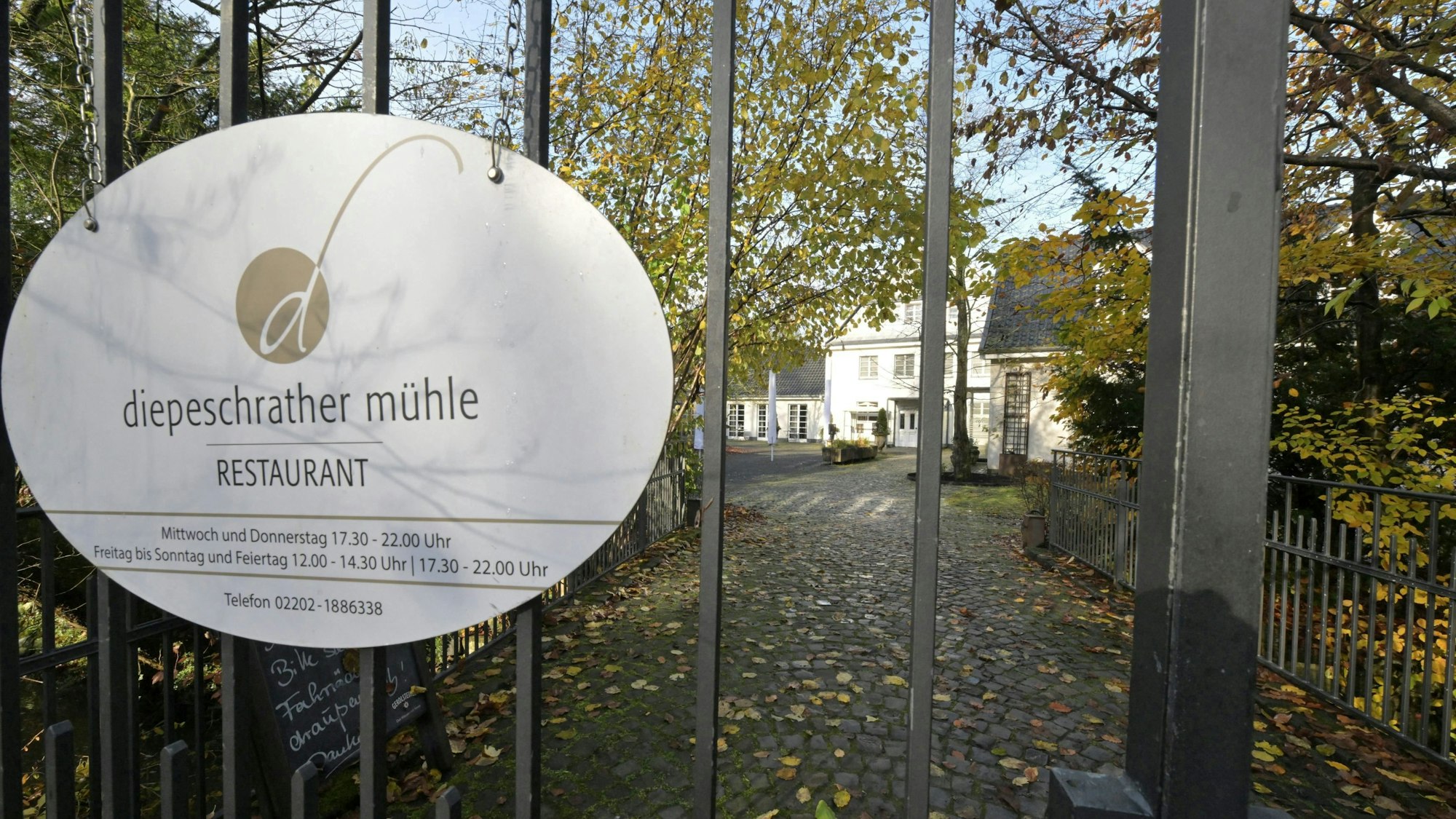 Auf einem Schild steht „Diepischrather Mühle - Restaurant“.