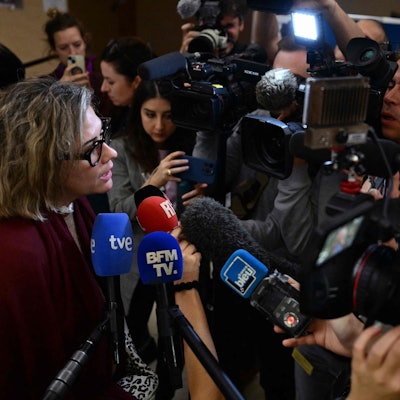 Caroline Darian spricht mit der Presse