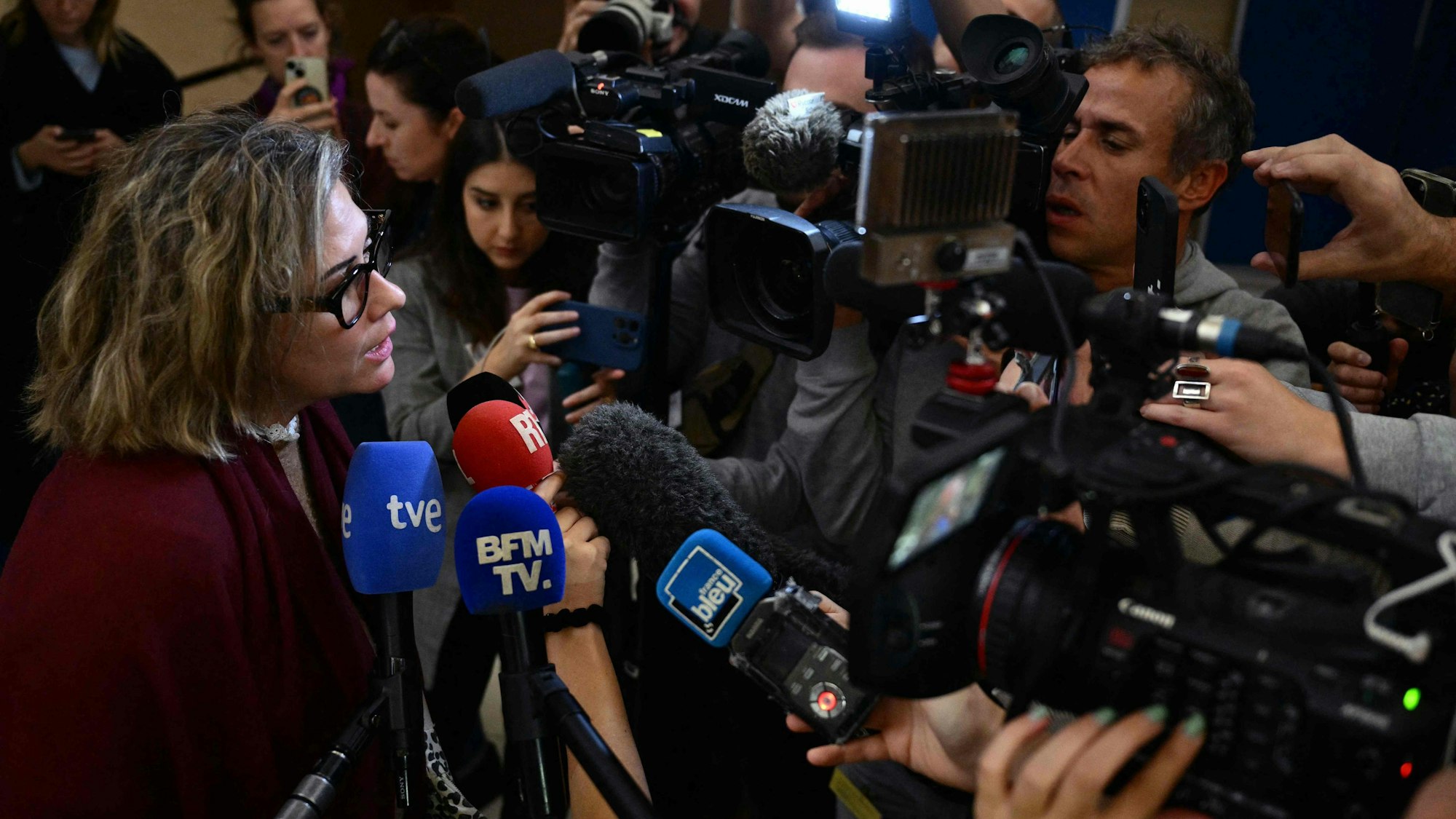 Caroline Darian spricht mit der Presse