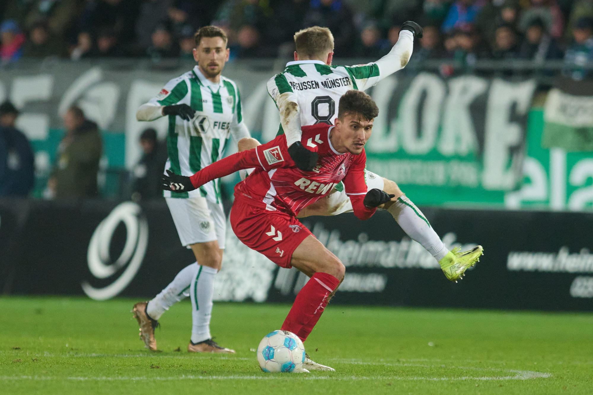 Münsters Joshua Mees (hinten) und Dejan Ljubicic von Köln in Aktion.